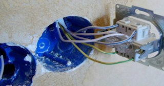 Монтаж проходного выключателя от 560 руб. в изобильном